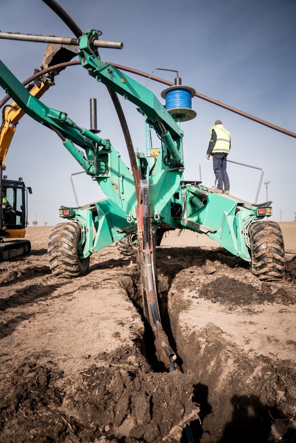 Rychlejší a šetrnější výstavba kanalizace pro obyvatele svazku obcí Ležáky pomocí technologie pluhování