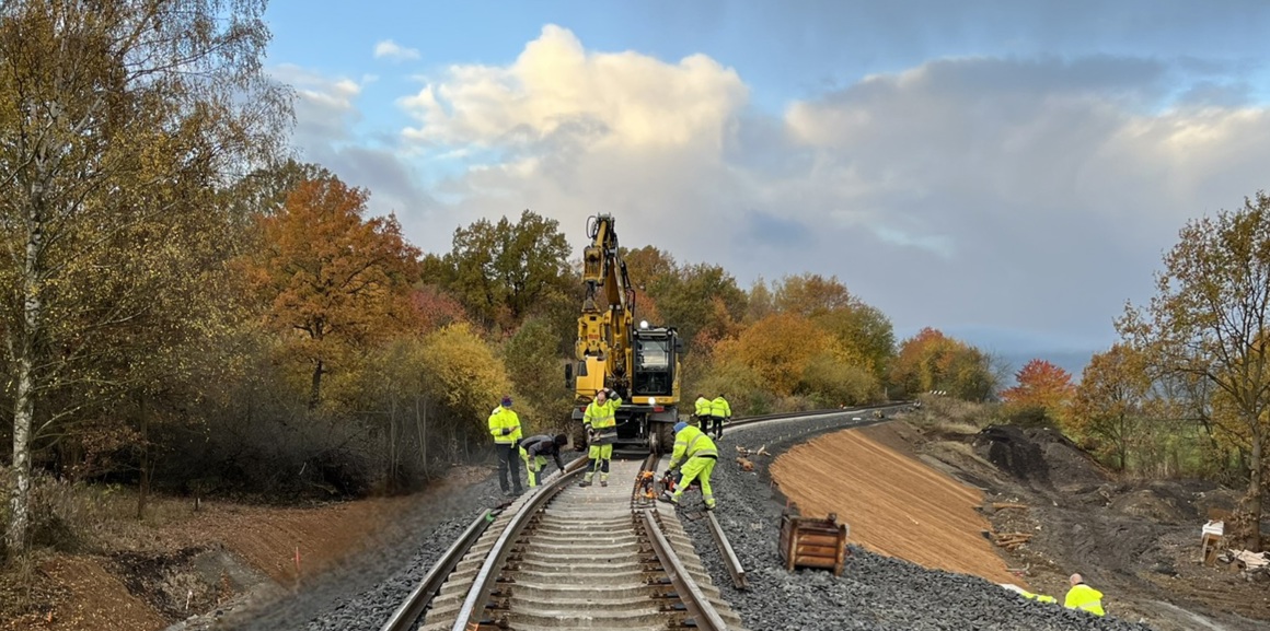 Výhybky, přejezdy, nástupiště. Co všechno stihla Pedasta za minulý rok?