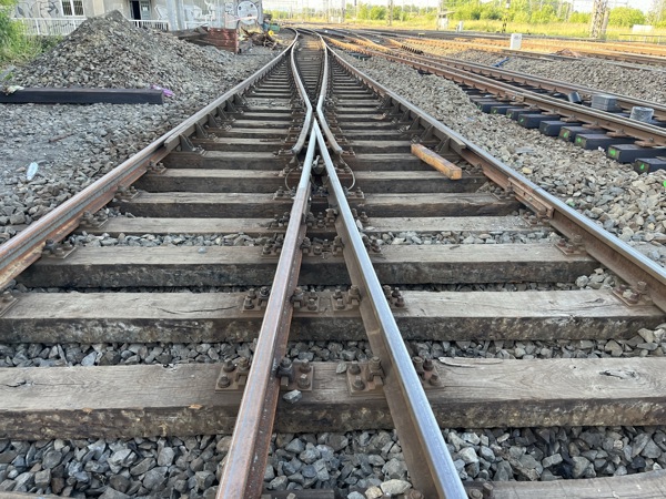 Výhybky, přejezdy, nástupiště. Co všechno stihla Pedasta za minulý rok?