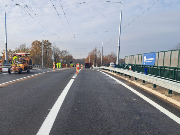 Poslední kosmetické úpravy na mostě v Doubravicích