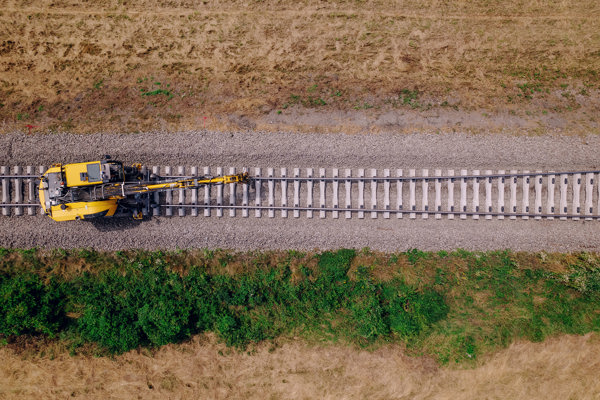 Na rekonstrukci železniční trati v úseku Kunovice – Hradčovice spolupracují Hroší stavby Morava a Hrochostroj